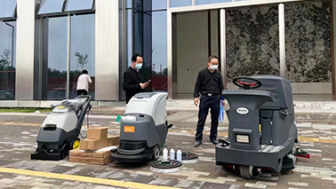 駕駛式掃地車、電動(dòng)洗地機(jī)助力深圳抗疫